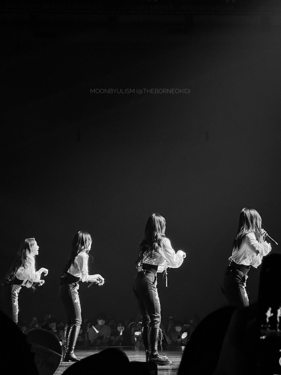 TheBorneoKid's tweet photo. #MAMAMOO #MYCON_inBKK 

Here come the breath taking killer shoots for MAMAMOO MYCON in Bangkok. Filled with lots of loves, lots of gratefulness, lots of good memories.

Thank you once again, my life changer MAMAMOO❤️

* Click for full images. 

#MAMAMOOinbkk https://t.co/M9nndkYWbF