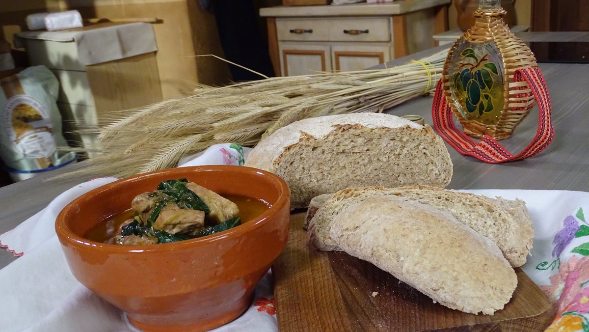 KitchenTV011's tweet photo. 🍞🍞🍞Tain - hleb srpskih vojnika: Brašnjava istorija, svaki dan u 12:05 i 20:05 na jedinom domaćem kulinarskom TV kanalu📺👍
#kitchentv #brašnjavaistorija #hleb #tain #peciva #domaćahrana #starirecepti #hrana #kuvanje #srbija #serbia #recepti #tradicija #tv #tvshow @metalacad https://t.co/7P4epbXFtM