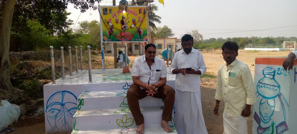prasannapatilpp's tweet photo. ಕನ್ನಾಳ ಗ್ರಾಮದಲ್ಲಿ ಕಾರ್ಯಕರ್ತರನ್ನು ಭೇಟಿಯಾಗಿ ಟೀ ಕುಡಿದು ಮಾತನಾಡಸಿ ಬರಲಾಯಿತ್ತು #prasannapatil https://t.co/rhv8xbxU0U