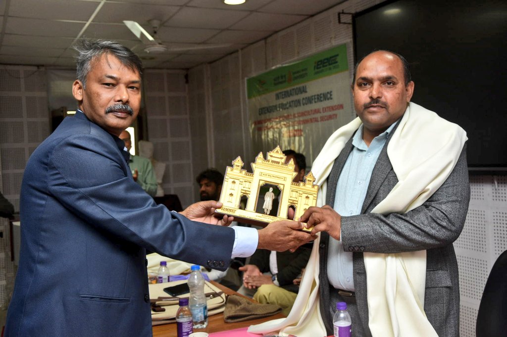 ext_edu_bhu's tweet photo. विभाग द्वारा आयोजित चार दिवसीय अंतरराष्ट्रीय प्रसार शिक्षा सम्मेलन के अंतिम दिन "कृषक-वैज्ञानिक" संवाद कार्यक्रम में कृषि वैज्ञानिकों का सम्मान किया गया। https://t.co/fVdxM1tG1o