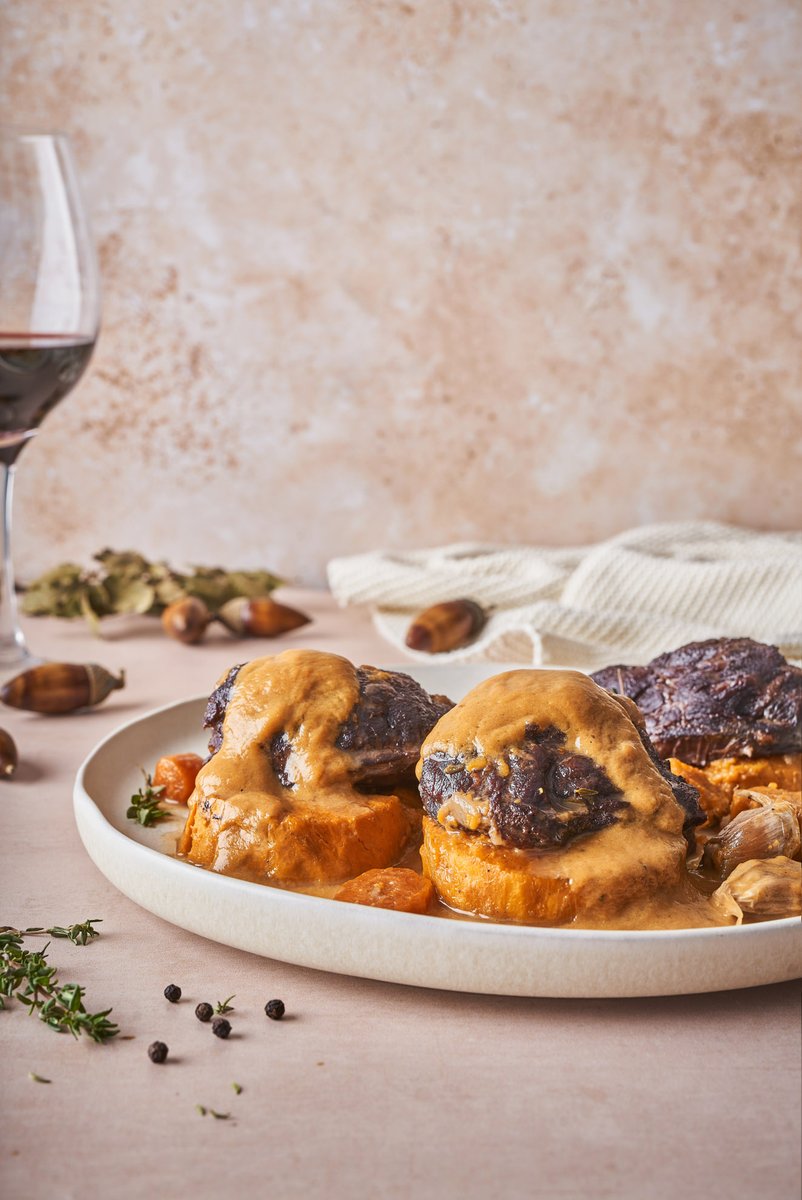 Covap's tweet photo. ¿Te gusta la #carrillada de cerdo 100% ibérico de bellota?
Acompaña este excepcional corte de textura melosa y suave con una deliciosa salsa de boniato y vino tinto y disfruta de una explosión de sabor que despertarán todos tus sentidos 🤩
👉🏻https://t.co/a13wMqt5cN
#CarnesCOVAP https://t.co/0SJdqTXJNL