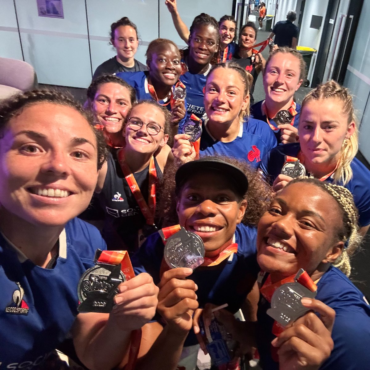 🥈 La joie de nos Tricolores #France7 après avoir 𝐫𝐞𝐦𝐩𝐨𝐫𝐭𝐞́ 𝐥𝐚 𝐦𝐞́𝐝𝐚𝐢𝐥𝐥𝐞 𝐝'𝐚𝐫𝐠𝐞𝐧𝐭 à Sydney ! 😍 #Sydney7s #MondayMotivation

📍 Rendez-vous du 3 au 5 mars pour le prochain Tournoi du circuit mondial à Vancouver ! @WorldRugby7s