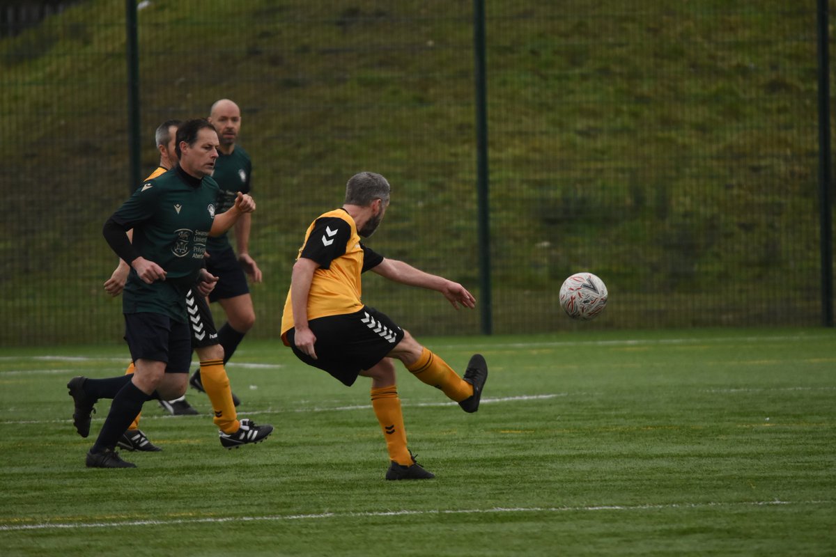 TheSnappyChapp1's tweet photo. @SwanseaUniVets vs #newportvets #swanswin #6two #over50sfootball @PenyrheolLC #50sfootball #stillhaveit #footballphotographer #communityphotographer @SwanseaUni https://t.co/D7PZQSNhn2