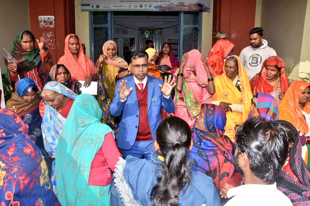ext_edu_bhu's tweet photo. विभाग द्वारा आयोजित चार दिवसीय अंतरराष्ट्रीय प्रसार शिक्षा सम्मेलन के अंतिम दिन "कृषक-वैज्ञानिक" संवाद कार्यक्रम में किसानों के साथ विभागाध्यक्ष प्रो. कल्याण घड़ेई। https://t.co/H4303pYJEt