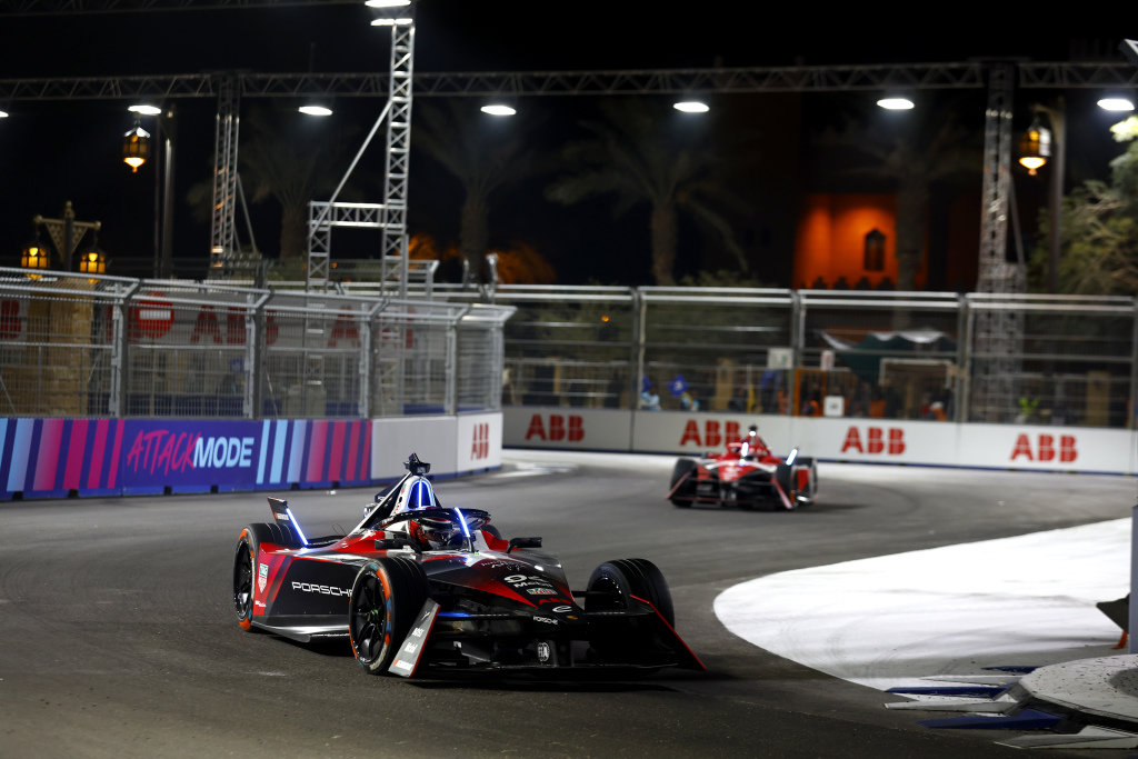 FIAFormulaE's tweet photo. A @PWehrlein appreciation post 🔥

#DiriyahEPrix https://t.co/PlcKuQjimb