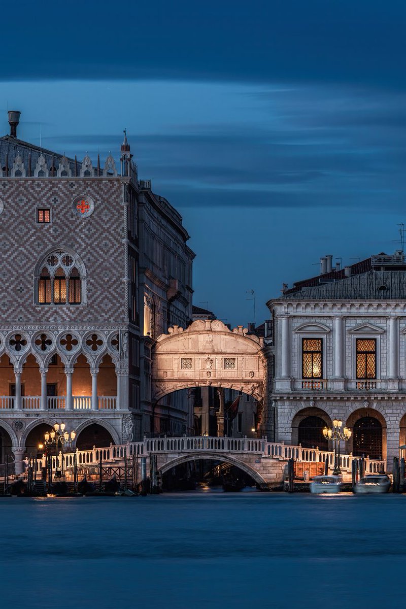 DucaleVenezia's tweet photo. #BuonLunedì
“Costruire una città dove è impossibile costruire una città è una follia in sé, ma costruire lì una delle città più eleganti e grandiose è la follia del genio.” Alexander Herzen.

Ph. © Marco Burgnoli

#MondayMotivation #30gennaio https://t.co/PeEqXl57ee