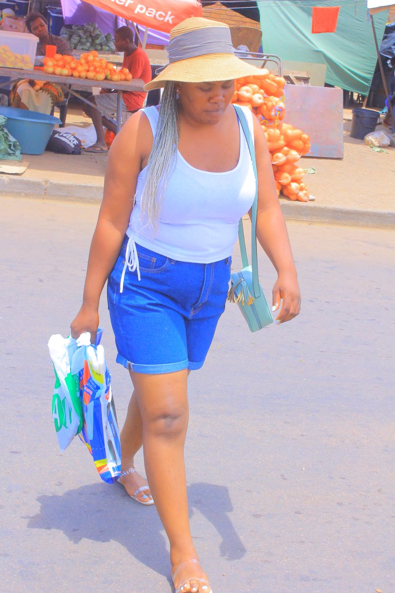 Our local street paparazzi have no peace 🙆‍♀️😅😅.