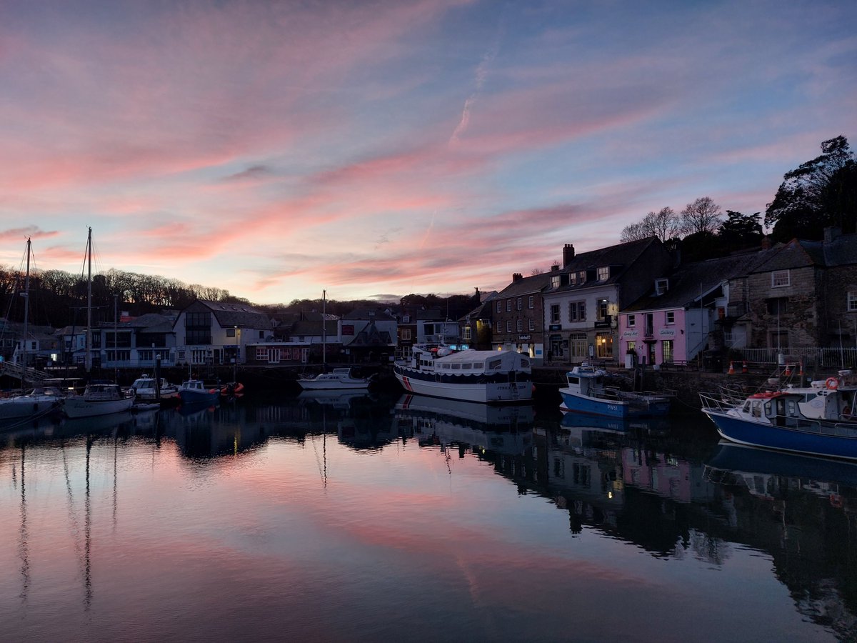 Red sky at night ! #Padstow
@We_are_Cornwall  @Intocornwall  @beauty_cornwall
@Kernow_outdoors @Kernow_Life @Cornish_story
@WestcountryWide  @VisitWestDorset @CornwallHour