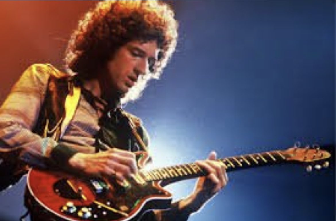 El inglés Briam May, guitarrista, compositor y cantante  de la banda, Queen, además es doctor en astronomía y física, colaborador de la NASA.  Forma parte del equipo de científicos que investiga información recabada por la nave New Horizons, sobre Plutón.
