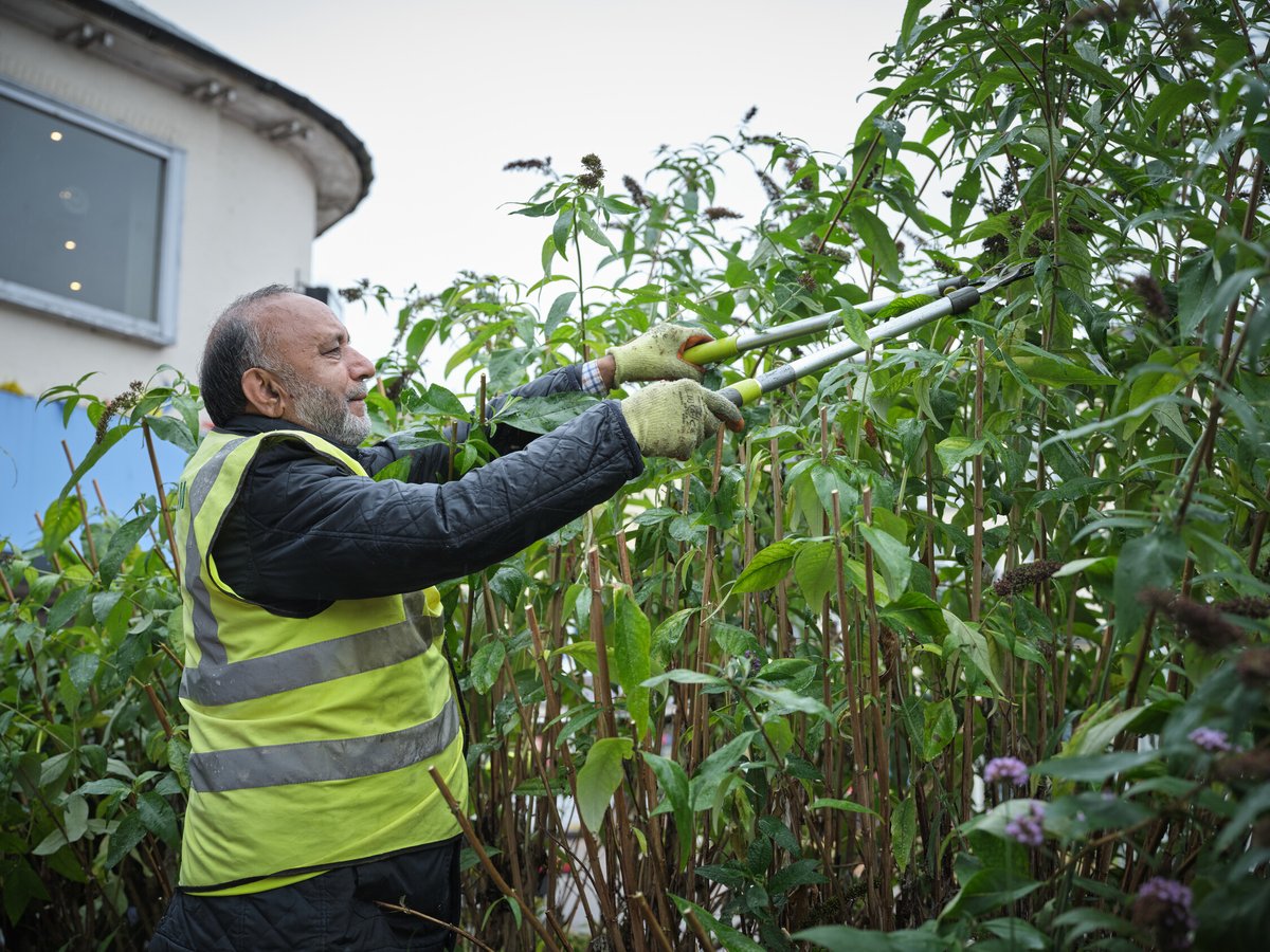 AgeUKHF's tweet photo. We are looking for a gardening #volunteer to help our older neighbours manage the upkeep of their gardens and outdoor spaces 👩🏼‍🌾

Could you lend a helping hand? 

Follow the link below to learn more about the role ⬇️
https://t.co/SijTwOKeAU https://t.co/72rVv28o2j