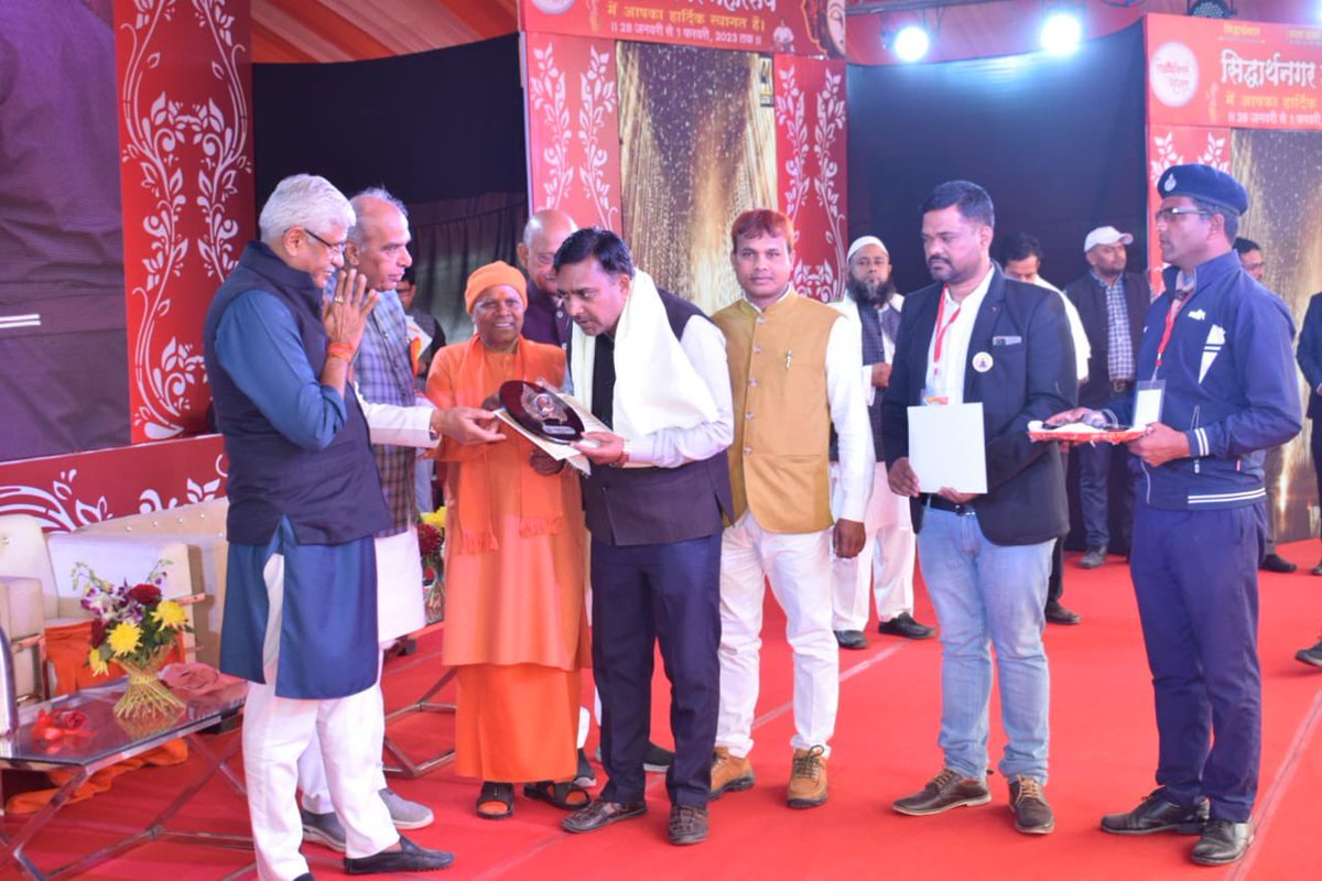 माँ0जलशक्ति मंत्री भारत सरकार श्री गजेंद्र सिंह शेखावत जी मा० सांसद डुमरियागंज श्री जगदंबिका पाल जी विधायक श्री श्याम धनी राही जी विधायक श्री विनय वर्मा जी द्वारा वित्तिय वर्ष 2021-22 में मुख्यमंत्री पुरस्कार से पुरस्कृत 5 प्रधानो को प्रमाण पत्र सिद्धार्थनगर महोत्सव में दिया गया।