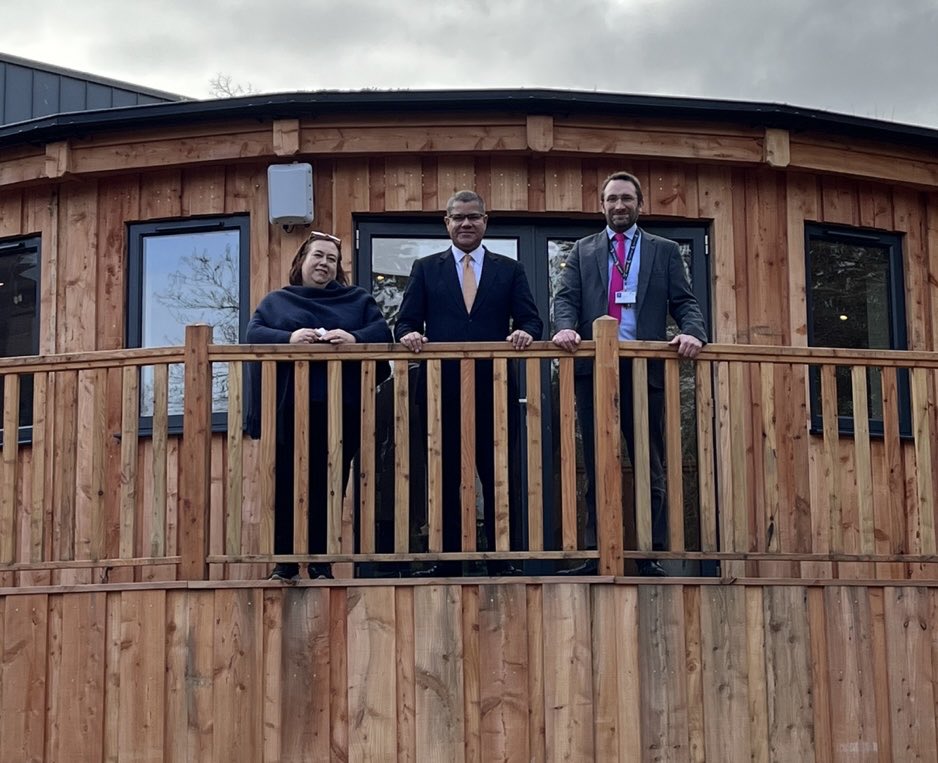AlokSharma_RDG's tweet photo. Great to visit ⁦@WrenSchool⁩ to see recent developments

It has come a long way since some local parents and I sat down a few years ago to work towards delivering a new school! 

Good to also see focus on teaching students about sustainability and biodiversity https://t.co/7JeNf8PALa
