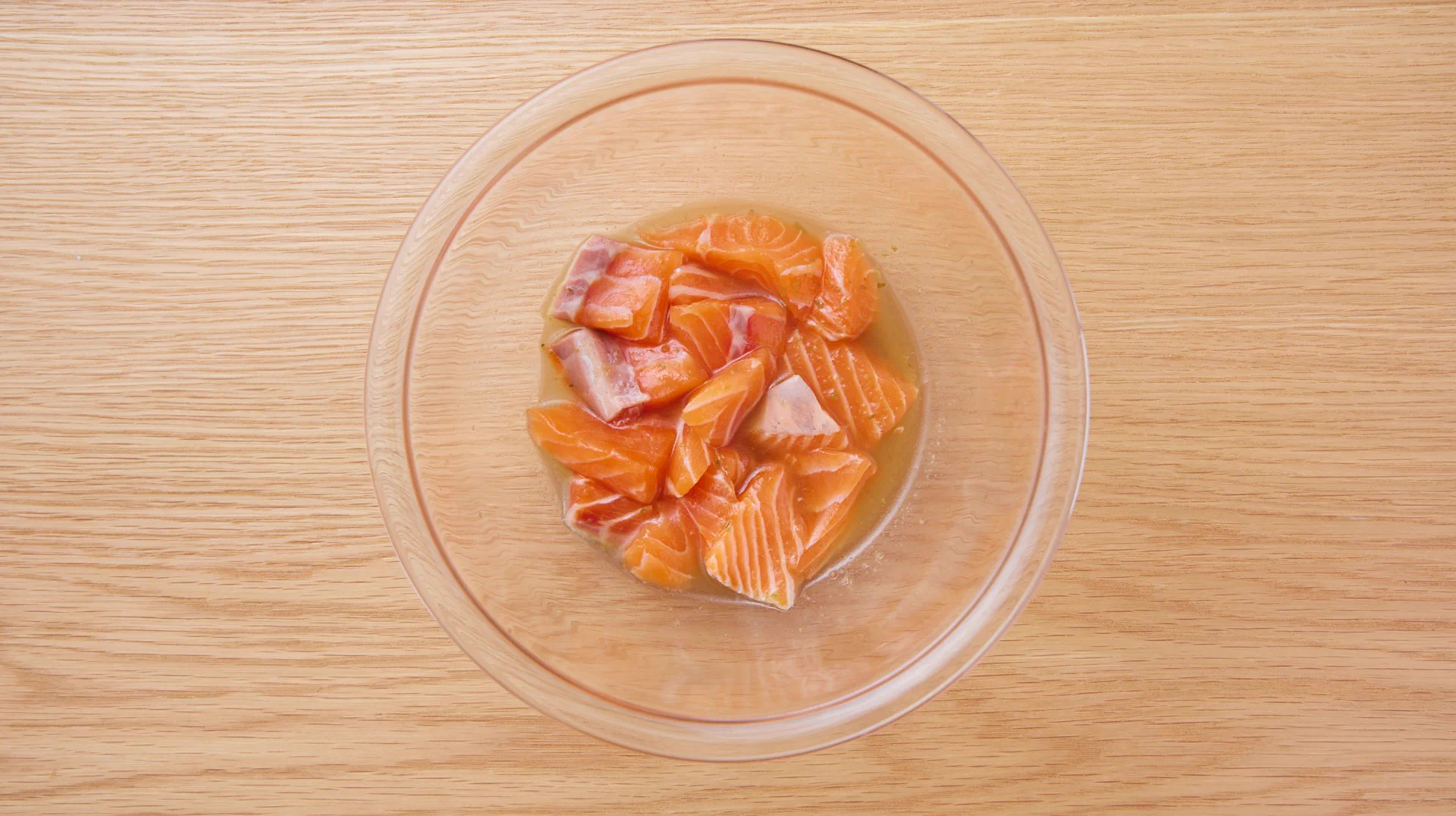 サーモンはあの調味料が合う？！和えて乗せれば出来上がりのとっても簡単なサーモンレシピ！