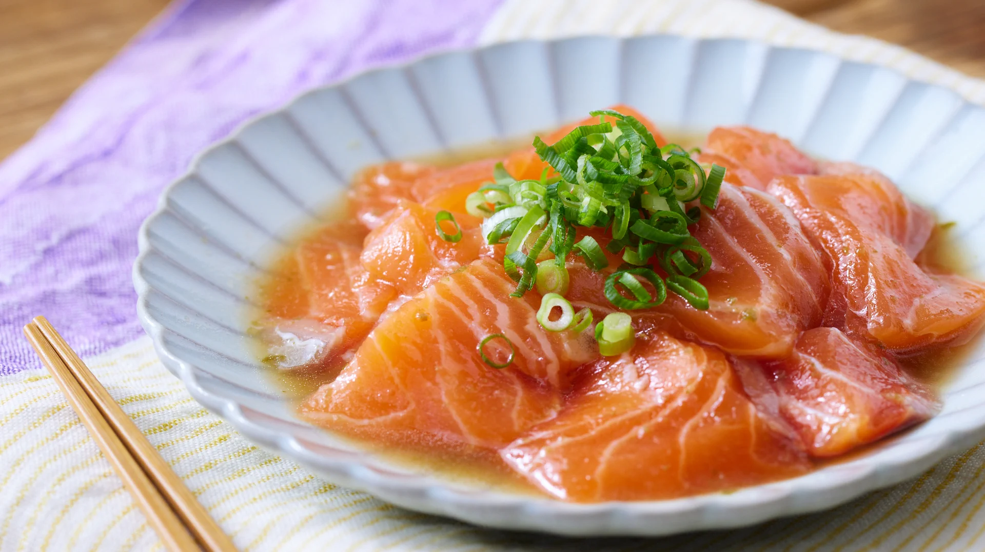 サーモンはあの調味料が合う？！和えて乗せれば出来上がりのとっても簡単なサーモンレシピ！