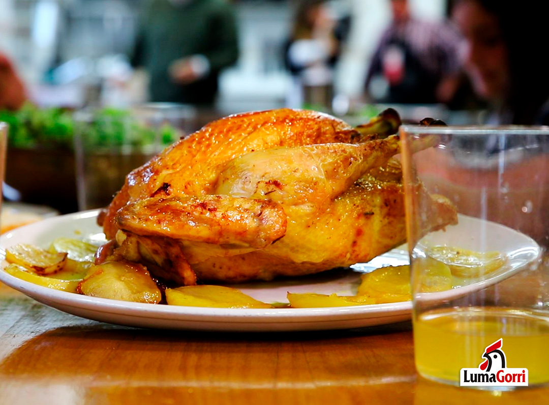 LumaGorri's tweet photo. CAS| Ya ha comenzado la temporada de la sidra y a nosotr@s nos encanta disfrutar de un buen pollo asado acompañado de @euskalsagardoa. ¡Un plan perfecto para el fin de semana!
Bertakoa eta kalitatezkoa!
@euskolabel
#LumaGorri #sagardoa #pollo #pollodecaserio #sidra https://t.co/Av63IcwAKm