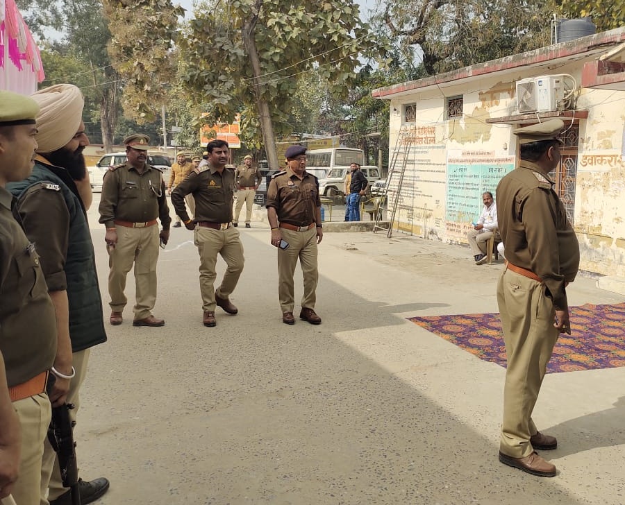 ambedkarnagrpol's tweet image. #Ambedkarnagarpolice 
 जनपद अम्बेडकरनगर में #विधान_परिषद_चुनाव को शांन्ति एवं सकुशल संपन्न कराये जाने के दृष्टिगत #AddlSP द्वारा मतदान केन्द्रों का भ्रमण/निरीक्षण कर, दिये गये आवश्यक दिशा-निर्देश-
 #UPPolice