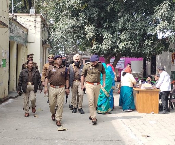 ambedkarnagrpol's tweet image. #Ambedkarnagarpolice 
 जनपद अम्बेडकरनगर में #विधान_परिषद_चुनाव को शांन्ति एवं सकुशल संपन्न कराये जाने के दृष्टिगत #AddlSP द्वारा मतदान केन्द्रों का भ्रमण/निरीक्षण कर, दिये गये आवश्यक दिशा-निर्देश-
 #UPPolice