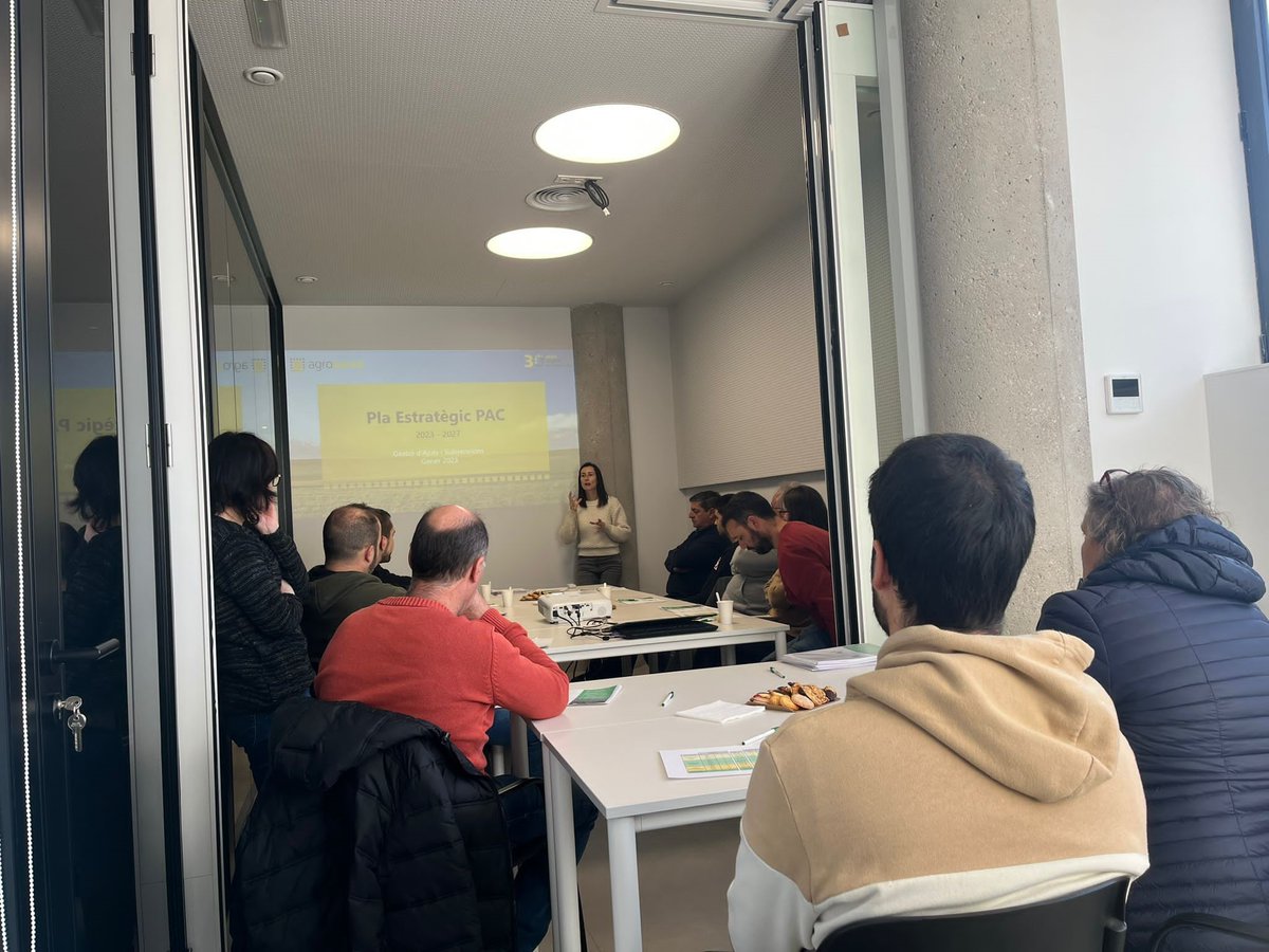 agroxarxa's tweet photo. El format de xerrades en grups reduits ens permet profunditzar millor en els detalls del que anirà venint. Les persones assistents ho valoren molt.
Cafè, pastes i #novaPAC ☕😅 https://t.co/26vZZqKZWr