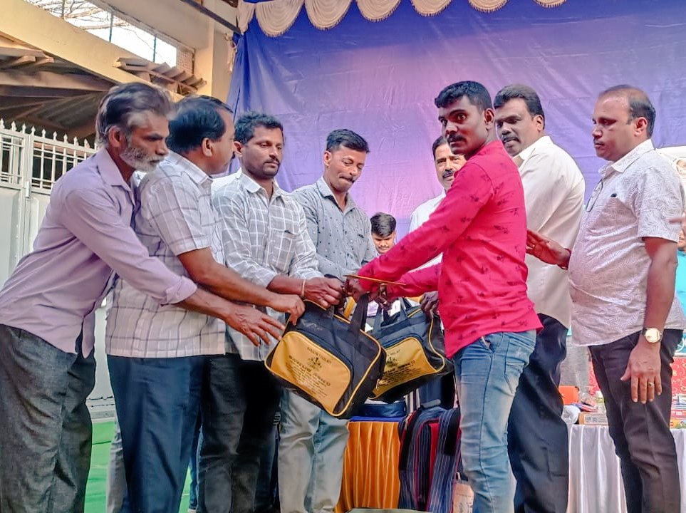 WorkersBoard's tweet photo. ಮಂಡಳಿಯ ವತಿಯಿಂದ ಸಾಗರ ತಾಲೂಕಿನ ನೋಂದಾಯಿತ ಕಟ್ಟಡ ಕಾರ್ಮಿಕರಿಗೆ ಉಚಿತ ಟೂಲ್ ಕಿಟ್ ಗಳನ್ನು ಮಾನ್ಯ ಶಾಸಕರಾದ ಶ್ರೀ @HarthaluHalappa ಅವರು ವಿತರಿಸಿದರು. 

ಈ ಸಂದರ್ಭದಲ್ಲಿ ಕಾರ್ಮಿಕ ಇಲಾಖೆಯ ಅಧಿಕಾರಿಗಳು ಉಪಸ್ಥಿತರಿದ್ದರು.

#Sagara #KBOCWWB #ಶ್ರಮಮೇವ_ಜಯತೇ #ToolKitDistribution https://t.co/VP5S1Quit2