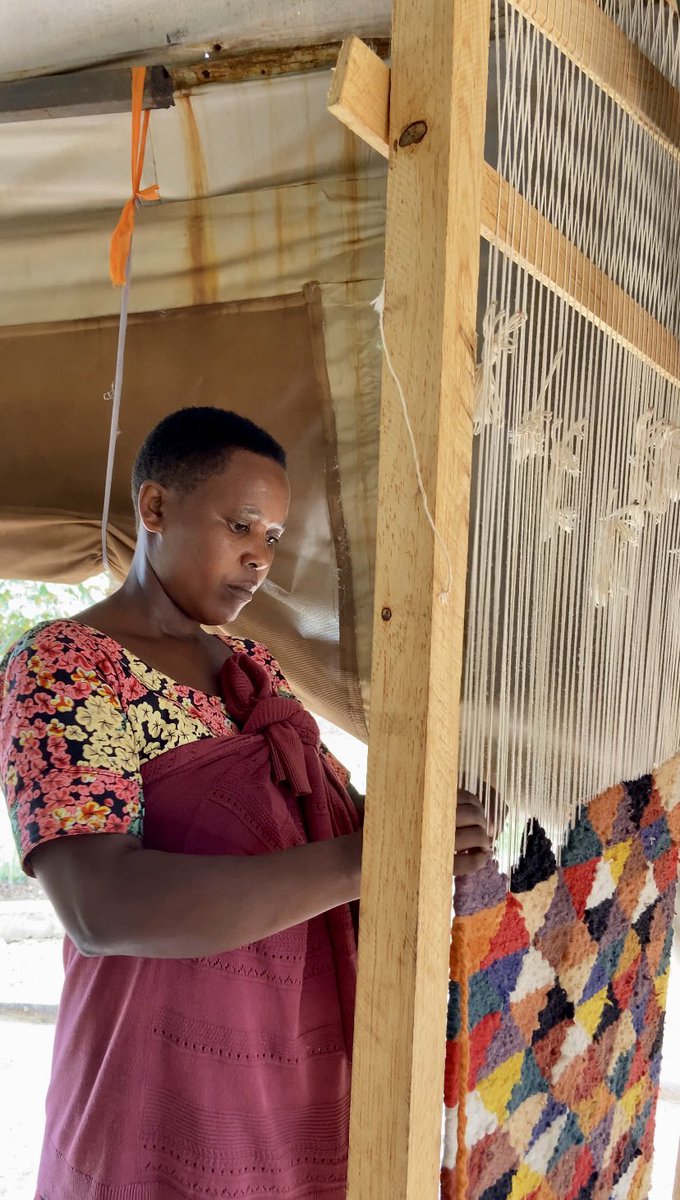 UrugoWoc's tweet photo. #Thriving 🤩
Our #Monday spirit is over the top at URUGO, designing the #HandMade Kayonza Carpets through our trainings!💯💯
•
We love what we do!🤩
#KnowKayonza #VisitRwanda https://t.co/BALw4YnOxQ