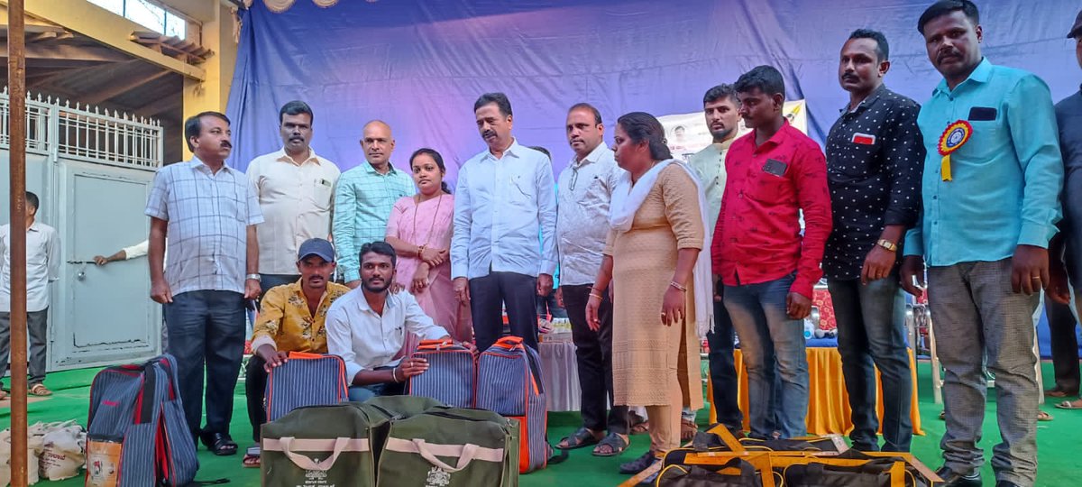 WorkersBoard's tweet photo. ಮಂಡಳಿಯ ವತಿಯಿಂದ ಸಾಗರ ತಾಲೂಕಿನ ನೋಂದಾಯಿತ ಕಟ್ಟಡ ಕಾರ್ಮಿಕರಿಗೆ ಉಚಿತ ಟೂಲ್ ಕಿಟ್ ಗಳನ್ನು ಮಾನ್ಯ ಶಾಸಕರಾದ ಶ್ರೀ @HarthaluHalappa ಅವರು ವಿತರಿಸಿದರು. 

ಈ ಸಂದರ್ಭದಲ್ಲಿ ಕಾರ್ಮಿಕ ಇಲಾಖೆಯ ಅಧಿಕಾರಿಗಳು ಉಪಸ್ಥಿತರಿದ್ದರು.

#Sagara #KBOCWWB #ಶ್ರಮಮೇವ_ಜಯತೇ #ToolKitDistribution https://t.co/VP5S1Quit2