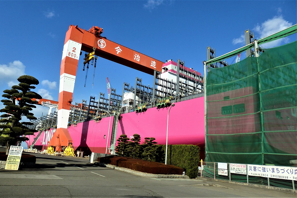 再投稿。#西条市 #今治造船 で建造中の #ONE #コンテナ船、昨日のぴっぴさん @FUNGA0517 のツイートで知って早速仕事ついでに詣でてきた。これだけのピンクの塗料を使うことってそうそうないやろな～とか色校正どうすんやろとか考えてしまう🤤

#愛媛県 #コンテナ #container #OceanNetworkExpress