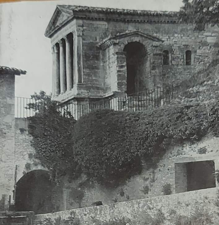 #paroleperiltempietto
Preziosa, piccola guida edita nel 1974 a cura dell'"Ente Rocca di Spoleto". Raccoglie una selezione di brani sul Tempietto preceduti da una breve descizione del monumento e degli altri luoghi di interesse storico artistico nel Comune di Campello sul Clitunno