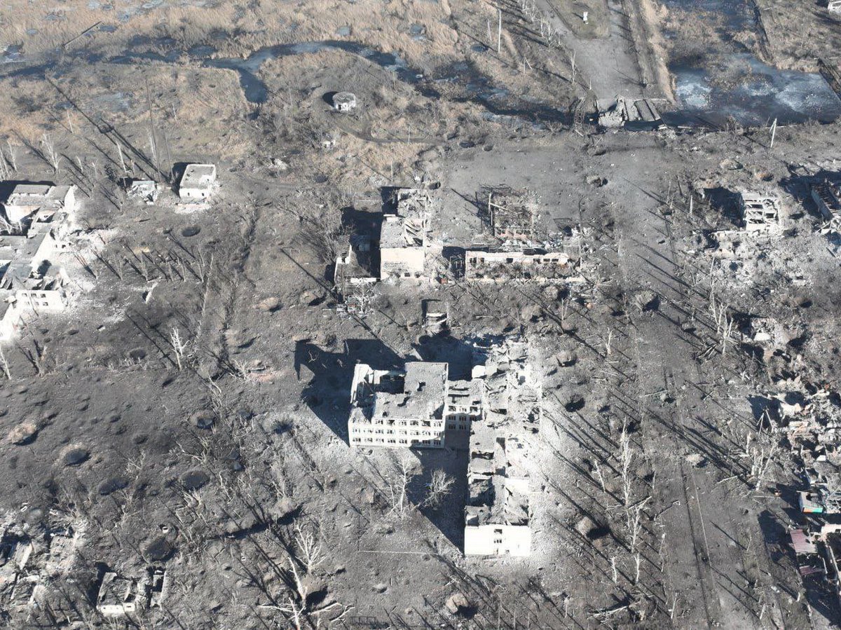 ilya_sadowsky's tweet photo. Destruction in Maryinka from a drone. Fighting continues in the western part of the city. https://t.co/F4Fc7uOqAn