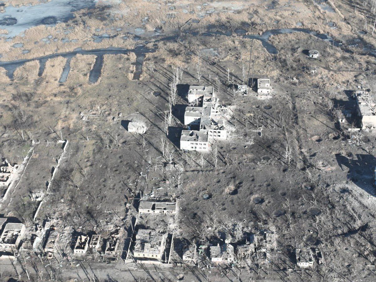 ilya_sadowsky's tweet photo. Destruction in Maryinka from a drone. Fighting continues in the western part of the city. https://t.co/F4Fc7uOqAn