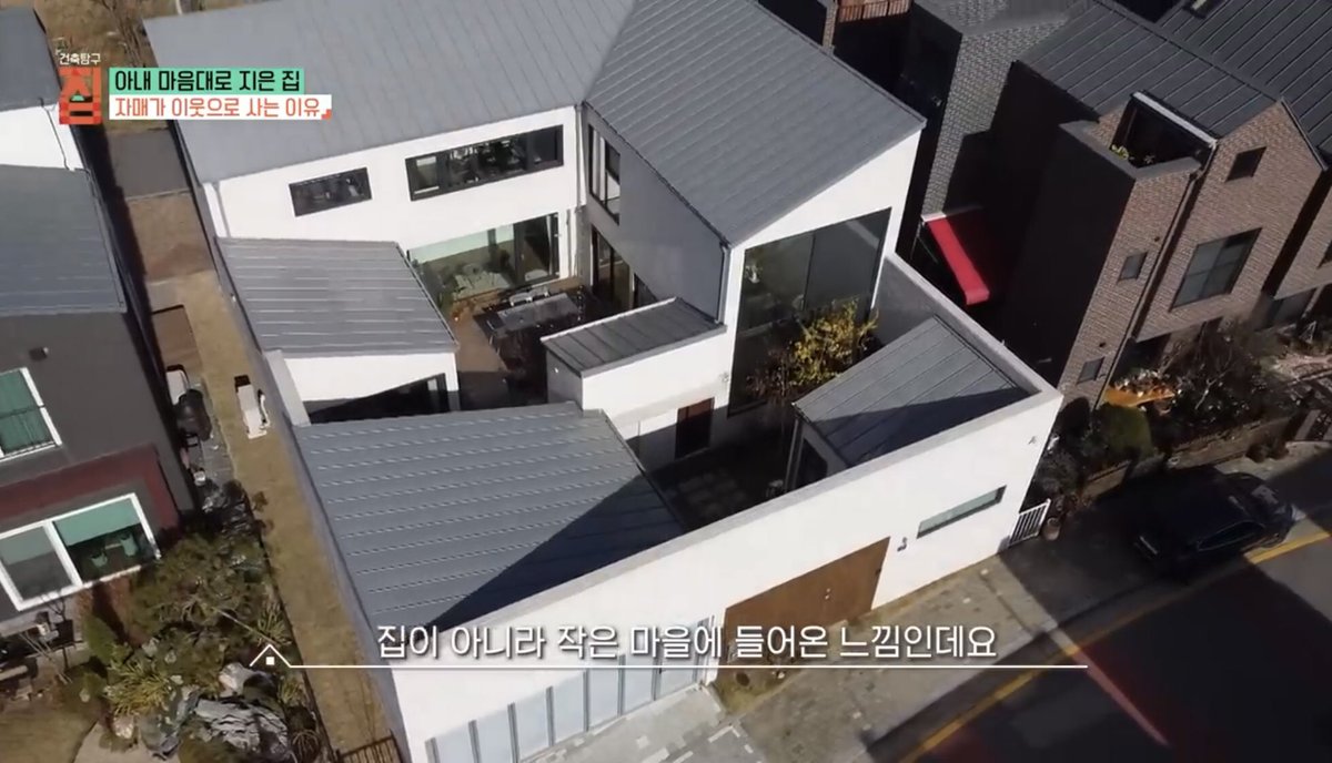 honokaabreeze's tweet photo. 나는 역시 진성 앗싸다… 외부시선 다 차단된 집에서 내 세상 만들어놓고 놀궁리 상상하는중 .. 외부시선을 완벽하게 차단해주는 벽 넘어로 들어오면 정말 작은 마을처럼 아기자기한 외부별채 마당,중정이 이어져있다..나는 특히 외부 별채를 작업실로 사용하시는거 너무 부러우어어😭건축탐구집짱!! https://t.co/QpVSUjix4y