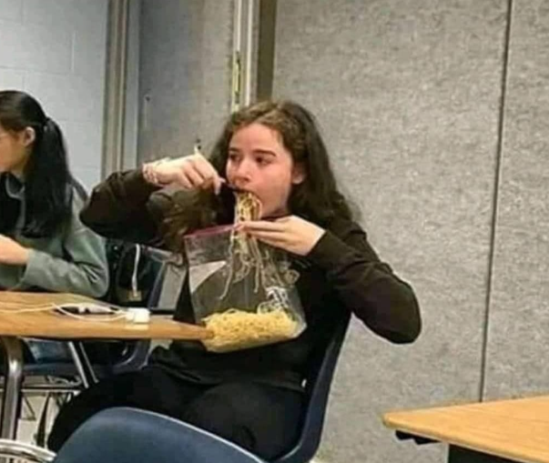 Flantasma1's tweet photo. Cuando le perdes un tupper a tu vieja y ya no confía mas para prestarte otro https://t.co/wAb9mu07ki