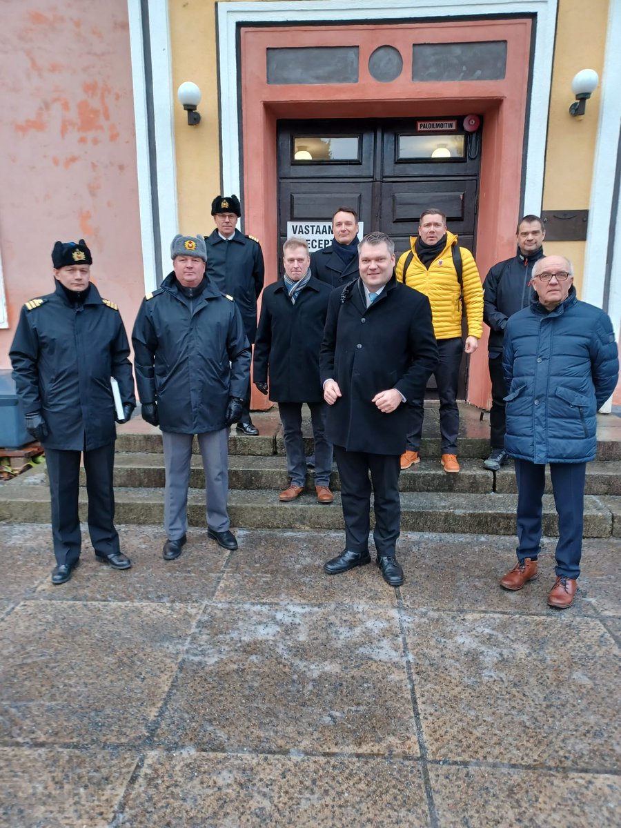 MikkoTSavola's tweet photo. Terveisiä Kauhavalta. Tein tänne entiselle Lentosotakoulun alueelle vierailun, missä tuli hyvää tietoa paikan tämän hetkisestä käytöstä sekä tulevaisuuden mahdollisuuksista.

Lämpimät kiitokset isännille. LSK Business Park on pitänyt alueen hyvässä kunnossa. 🇫🇮

#kauhava https://t.co/4M0NXmnBq3