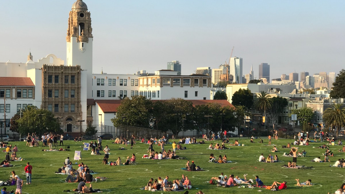 Die eigenen vier Wände zum Wohnen, das Büro zum Arbeiten, die Stadt zum Einkaufen: Diese Dreiteilung ist Vergangenheit. #ThirdPlaceLiving definiert den städtischen Alltag neu. Was dieser #Trend bedeutet und welche Chancen er bietet, erfahren Sie hier: bit.ly/3Hi9bXk