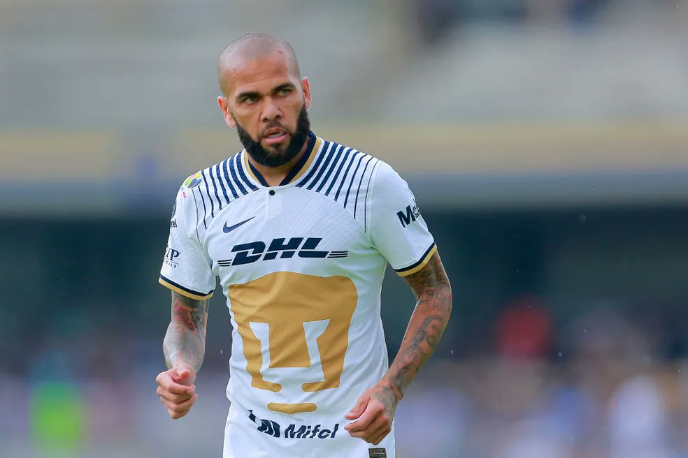 geglobo's tweet photo. Defesa de Daniel Alves apresenta recurso por liberdade provisória nesta segunda.

Atleta diz: "Aceitarei o que vier. Saí de casa quando tinha apenas 15 anos. Superei situações muito difíceis e complicadas na minha vida. Isto será mais um que vai passar. Nada me assusta" https://t.co/t9bk47jtjA