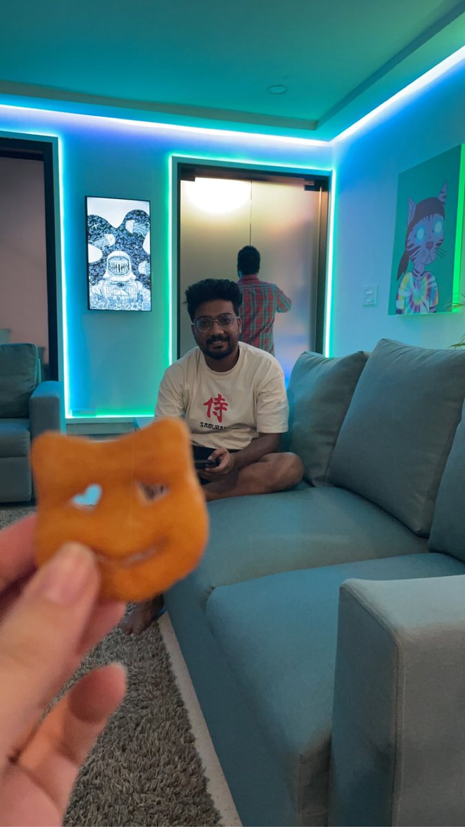 Therealshilpa's tweet photo. 2 cats and a couch๐ฅ
@Samuraizann
#gutterlife #GangGang https://t.co/WYZHZZt0pp