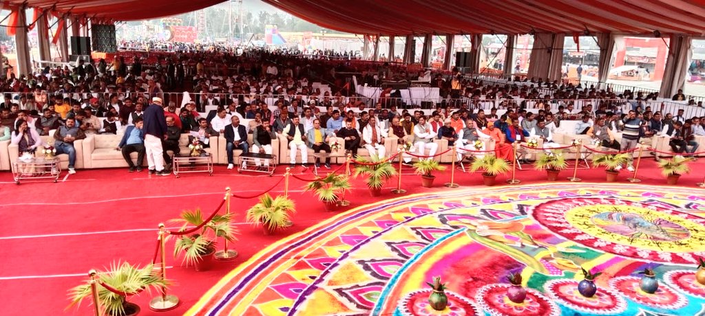 कपिलवस्तु महोत्सव में शामिल होकर प्रसन्नता हुई। 

आयोजन में संस्कृति और आज के समाज का अनोखा संयोजन दृश्यमान हुआ। माननीय जगदंबिका पाल जी का सानिध्य मिलना भी विशेष रहा। 

#UttarPradesh