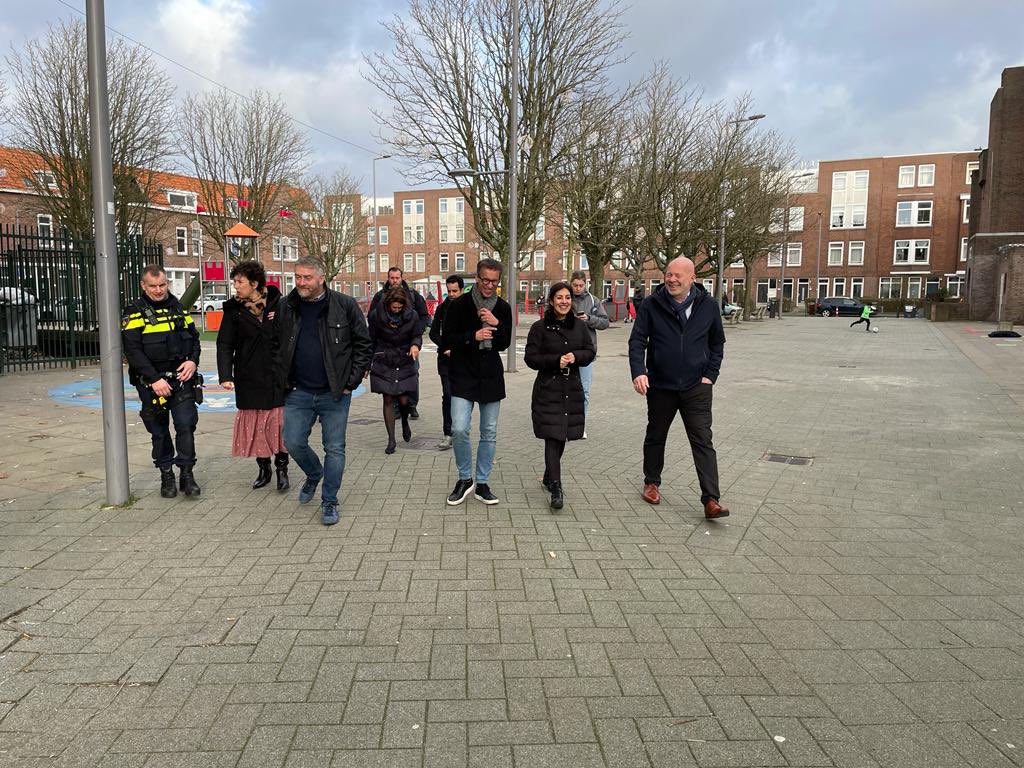 RobertSimonsLR's tweet photo. Op bezoek in Hillesluis. Wijkpost Stadsmarinier bezocht, wordt later dit jaar een Wijkhub. Hier krijgt de gemeente een gezicht, bewoners komen langs voor hulp, praatje of een bakkie koffie. Daarna de buurt in en onderweg gesproken met oa politie, jongerenwerk, welzijnswerk. https://t.co/oor5B1Wy9C