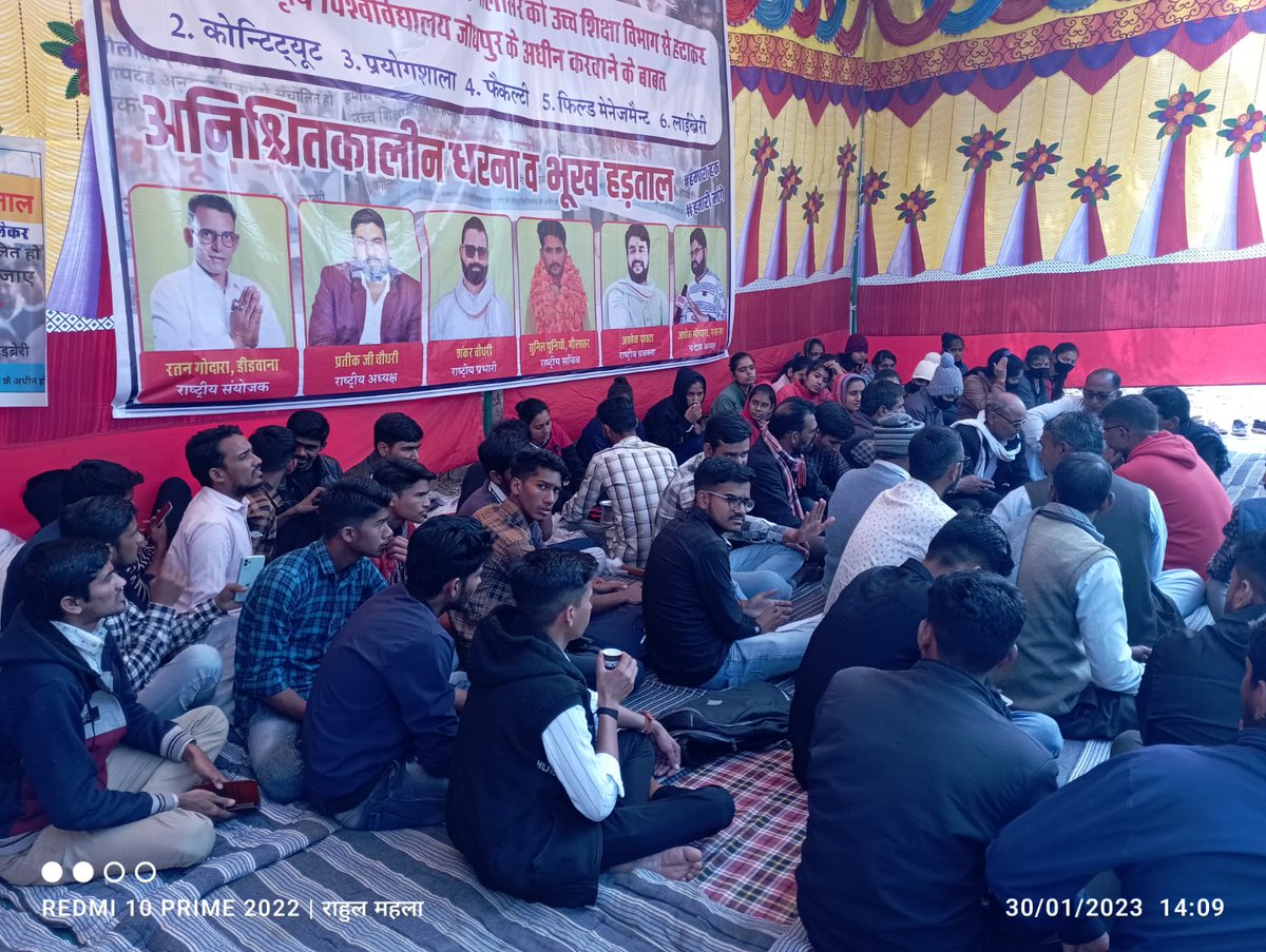 Vijaysankhala23's tweet photo. लगता है राजस्थान सरकार अंधी और  बेहरी हो गयी है..? @RajCMO  @KatariaLalchand काफी दिनों से नागौर डीडवाना मौलासर कालेज के कृषि छात्र भूख हड़ताल पर बैठे हैं ,लेकिन अब तक कोई सटीक निर्णय नहीं हुआ है, महोदय जी आप क्या किसानों के बच्चों के मरने के बाद न्याय करोगें😢 https://t.co/JLigZfhYtd