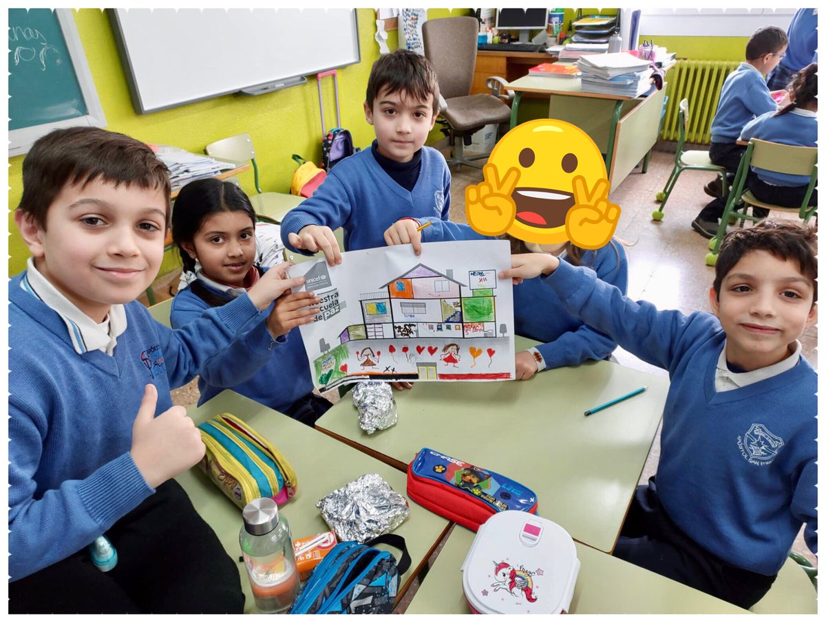 SanPablo_Cole's tweet photo. Escuela de paz ☮️ en el @SanPablo_Cole en el día de la Paz.
Trabajando la actividad de @UNICEF_EDU @unicef_es sobre nuestra escuela de paz #educaderechos #DiadelaPaz #centrosreferentes @UNICEFCyL https://t.co/CaTgU2bieQ