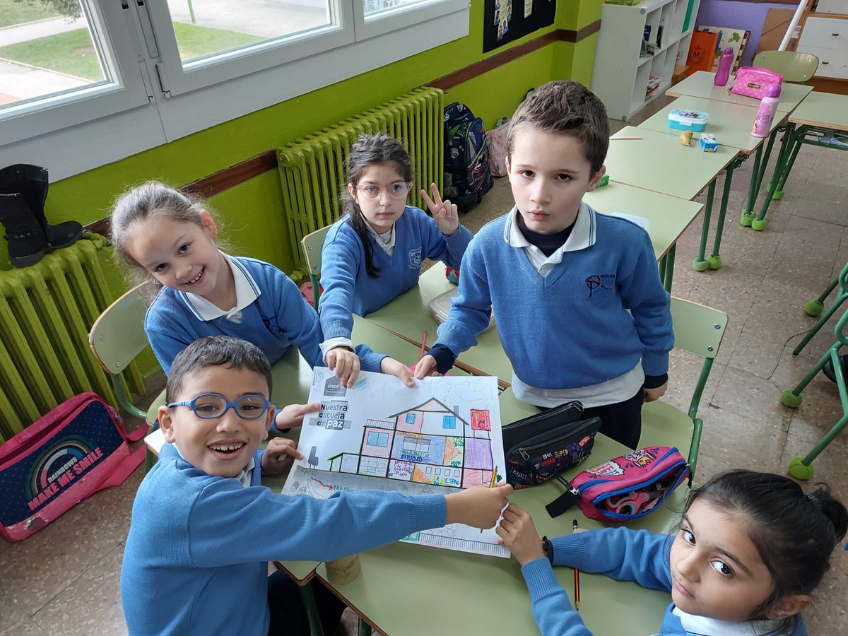 SanPablo_Cole's tweet photo. Escuela de paz ☮️ en el @SanPablo_Cole en el día de la Paz.
Trabajando la actividad de @UNICEF_EDU @unicef_es sobre nuestra escuela de paz #educaderechos #DiadelaPaz #centrosreferentes @UNICEFCyL https://t.co/CaTgU2bieQ