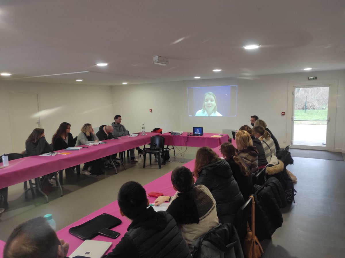 JulianPourchet's tweet image. Début du stage de 3 semaines EPS &quot;Olympisme et Territoire&quot; à destination des enseignants du 1er degré 78. 
1ere journée :
➡️ Jeux coopératifs
➡️ Rencontre avec Ludivine Loiseau, ancienne nageuse paralympique 🥇
➡️ Réflexion autour de la #sop2023
@PatardDominique @lair_sandrine