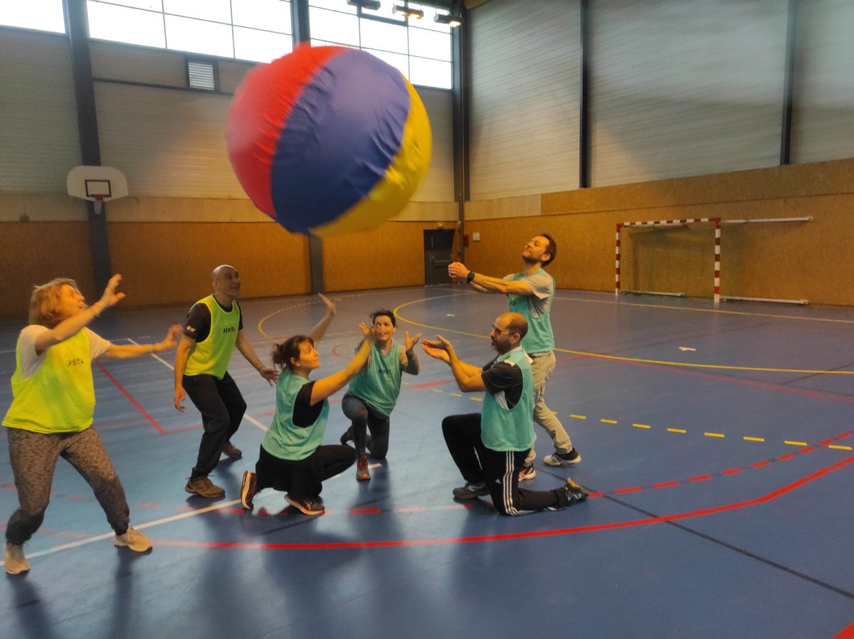 JulianPourchet's tweet image. Début du stage de 3 semaines EPS &quot;Olympisme et Territoire&quot; à destination des enseignants du 1er degré 78. 
1ere journée :
➡️ Jeux coopératifs
➡️ Rencontre avec Ludivine Loiseau, ancienne nageuse paralympique 🥇
➡️ Réflexion autour de la #sop2023
@PatardDominique @lair_sandrine