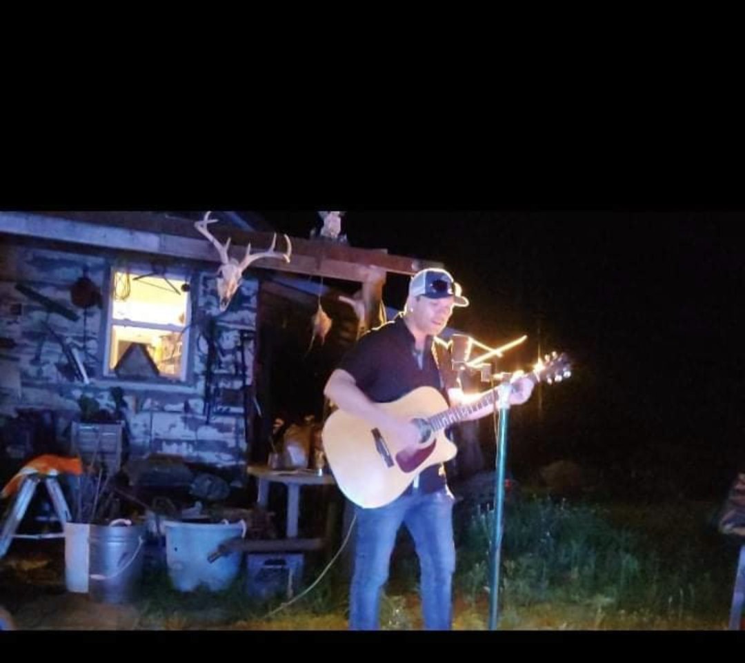 walters_fall's tweet photo. I like this photo a lot. Photo credit to the unknown photographer. #walters_fall #ArtistOnTwitter #singersongwriter #coolpicture https://t.co/DFVRTGrMu5