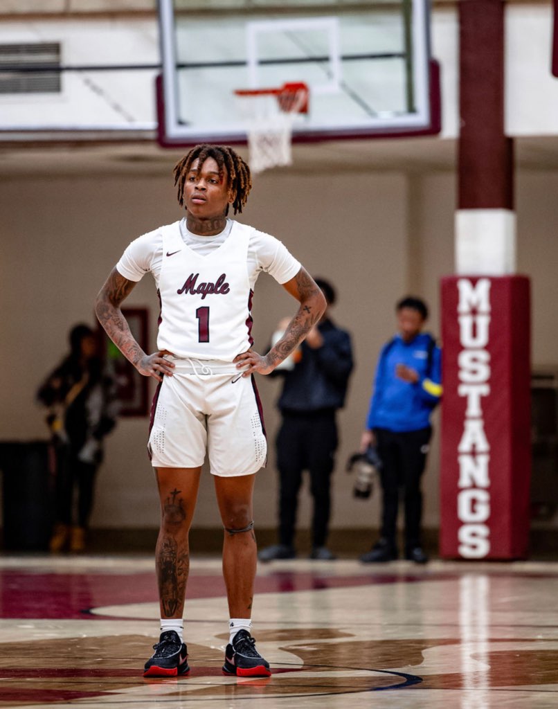 rodgerbohn's tweet photo. 5'11 '23 Darius Davis may not be the biggest name or the biggest dude on court, but shows ZERO fear and can get bucket on anyone. This is why Coach @Burnstaughtus has @Maple__Hoops is hottest team in #cleveland w/12 straight W's.  Read more on @Ballislife

https://t.co/bfMRKfhkyU https://t.co/QEaEN82Rpz
