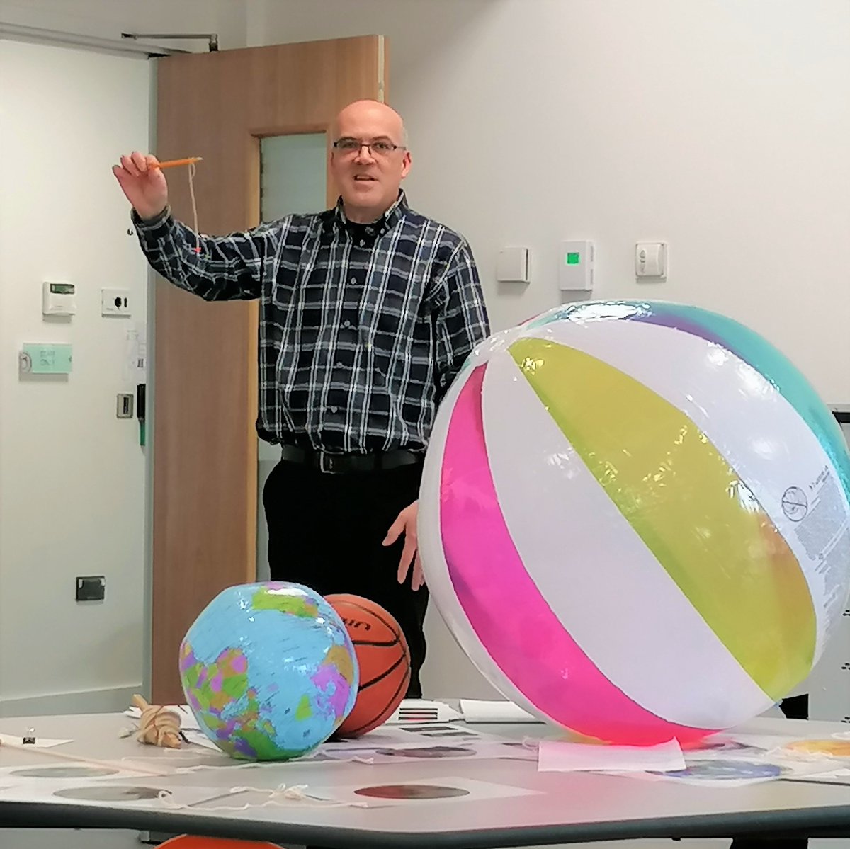 scienceoxford's tweet photo. Teachers got hands-on with practical ideas to stimulate pupils' curiosity, build confidence to explore questions & engage with #STEM during day 3's 'Earth & Space' focus of the #thinkingdoingtalkingscience course at our centre. #STEMeducation #STEMlearning https://t.co/dhIJwUyuIZ https://t.co/wX2XLi2wDg