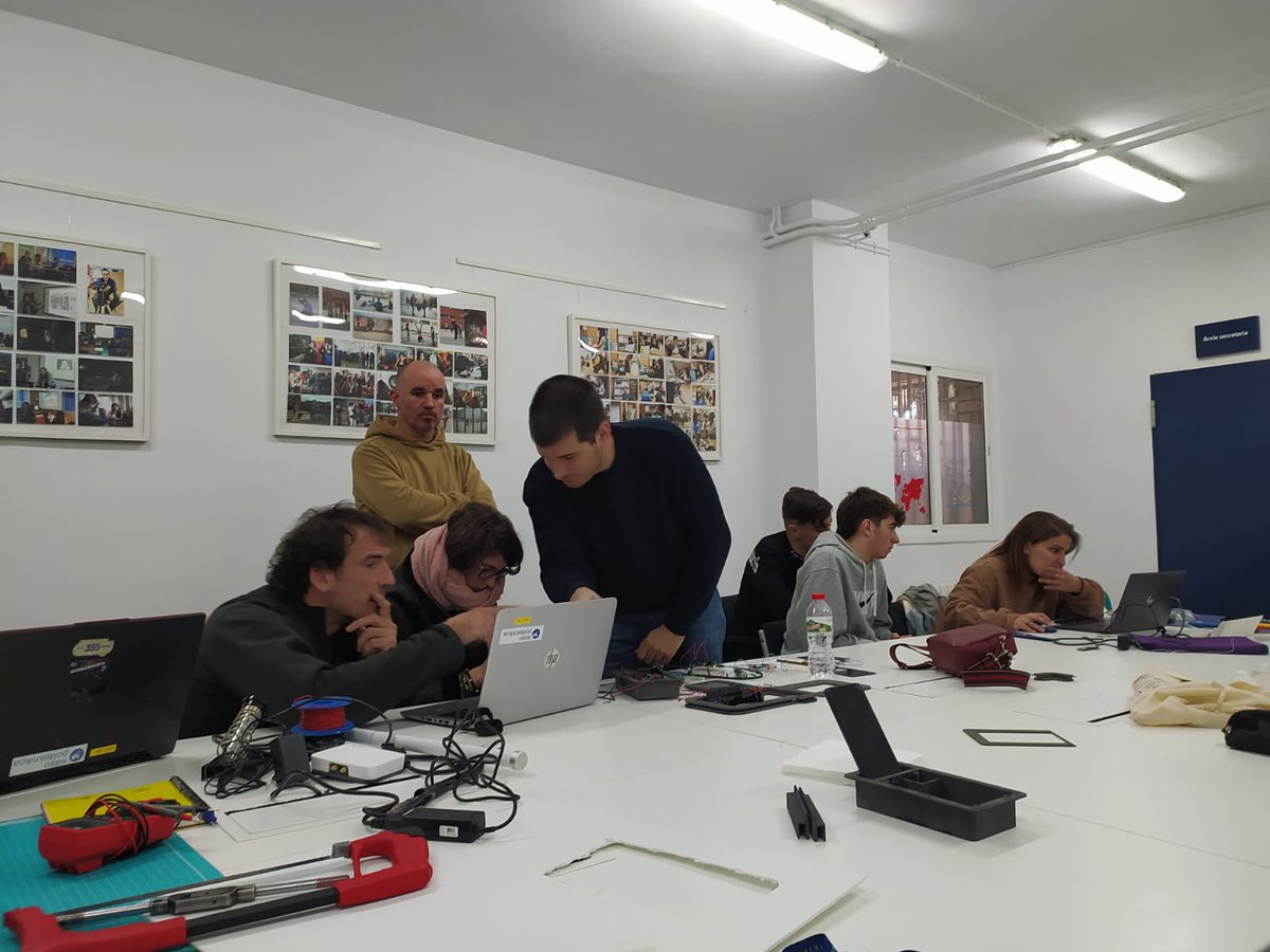 iesteveterradas's tweet photo. Los compañeros y alumnado de @EASOelek @EASOPolitek visitan el @iesteveterradas para poner en común aspectos del proyecto #DUMPWAY. Estamos encantados/as con este trabajo colaborativo! https://t.co/ThP7Z9sr0R