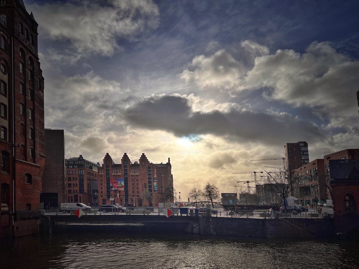 Die Hafencity, heute Morgen. Wenige Stunden später wurde dort hinten ein Radfahrer totgefahren. Wieder ein abbiegender Lkw. Wie viele noch, bevor etwas passiert, #Hamburg ??  #todeszone