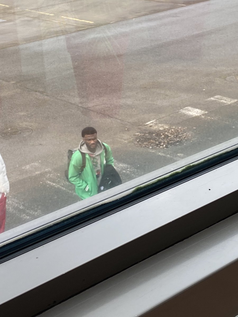 offclorient's tweet image. Terem #Moffi il y a quelques instants à l’aéroport de #Lorient. 

Le buteur nigérian s’envole pour #Nice, où il va s’engager d’ici demain soir. 

Fin d’une histoire de deux saisons et demie, avec 35 buts en 90 matches pour les Merlus.

📸 @AntoineGegat