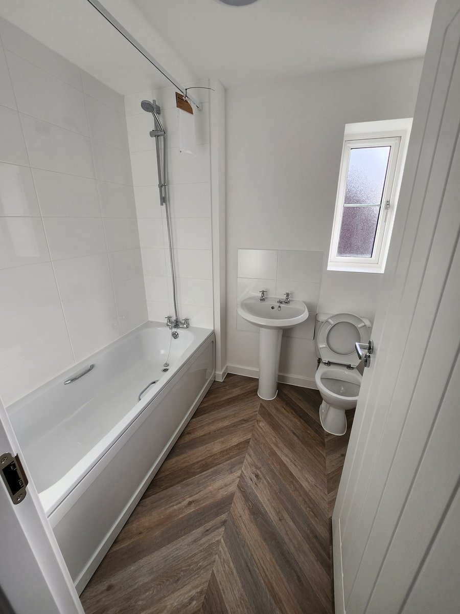 Another 4 homes handed over today at Long Marston 🏡 2 x #sharedownership 3 bed houses and 2 x #socialrent 2 bed houses.
Big thanks to <a href="/CALAHOMES/">calahomes</a> &amp; <a href="/ThorntonFirkin/">Thornton-Firkin LLP</a> 👏