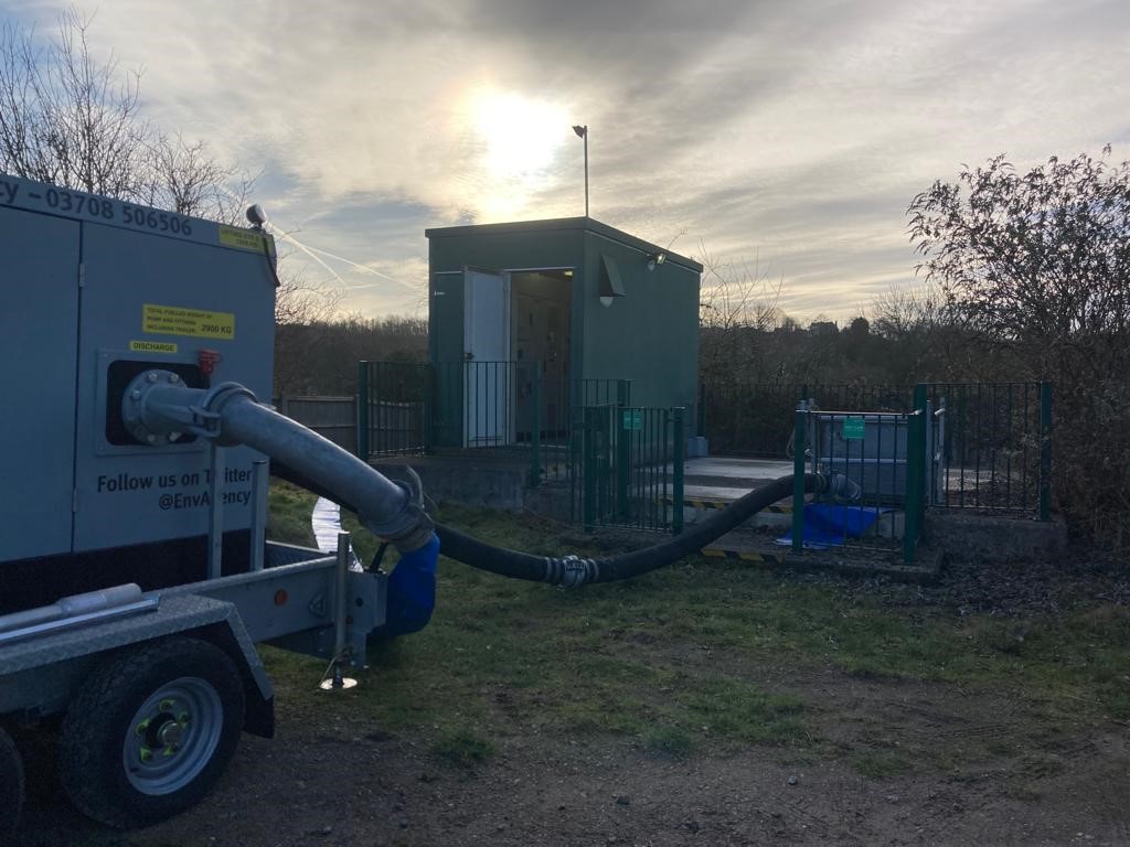 Today we have undertaken some pump familiarisation training at #Alcester in #Warwickshire.

When we are not responding to #flood incidents it’s important to make sure our Field Teams are ready to go when they get the call! 

#PrepareActSurvive